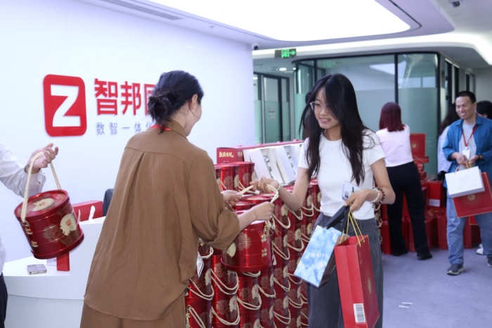 月华满庭，家圆福至！智邦国际祝您中秋节快乐！